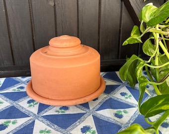 Beurre en terre cuite vintage, dôme/cloche à fromage, plateau avec couvercle, dôme de beurre, garde-beurre, plat. Conservation du beurre. Cuisine de ferme française.