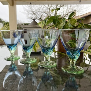 Puede incluir: Un juego de tres tazas de cerámica con un acabado mate moteado. Cada taza presenta un color diferente: azul claro, crema y gris. Las tazas tienen un diseño simple y moderno con una forma redondeada y un asa.