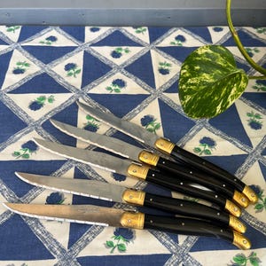 Set von fünf Vintage LAGUIOLE Steakmessern. Vintage französisches Besteck. Geschmiedete Biene Trademark.