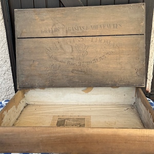 Caixa de loja de departamentos de madeira antiga de Paris com etiqueta antiga. Au Petit Saint - Thomas, Paris. Fabulosa caixa de armazenamento francesa, caixa de lembrança. Ideia de presente
