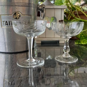Twee vintage individueel ontworpen champagnecoupes. Champagneglazen. Zwaar en elegant, niet-identiek glaswerk. Speciaal cadeau-idee.