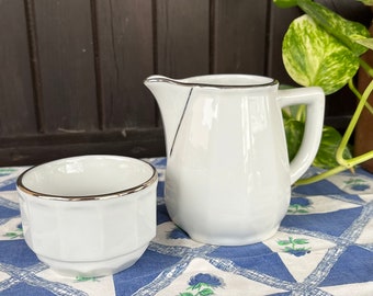 Sucrier et pot à lait Apilco blancs et argentés. Cuisine et salle à manger. Jeu de l'heure du thé.