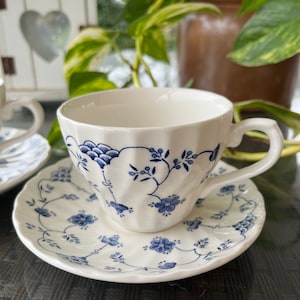 Vintage Churchill Finlandia tekopp och fat: Blå blommig engelskt porslin