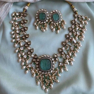 Hochwertiges viktorianisches zweifarbiges Carverd Mint Smaragdgrün ungeschnittenes Faux Polki Kundan Set mit Ohrstecker / Sabyasachi inspiriertem Schmuckset