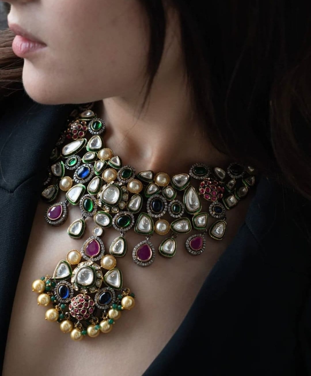 Collier tendance inspiré de Sabyasachi Premium Fusion non taillées, polki kundan, rubis, émeraude, saphir et boucles d'oreilles chaandbali pendjabi
