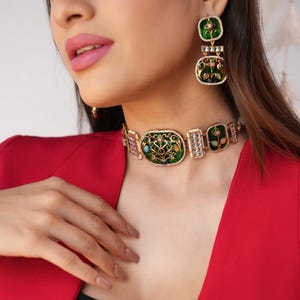 Smaragdgrönt Kundan Polki Choker Halsband Set, Sabyasachi Smycken