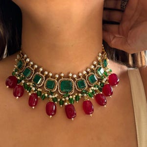 Puede incluir: Una taza de cerámica blanca con un asa negra y el texto "But First, Coffee" en negro, con una fuente de estilo manuscrito. La taza está sobre una superficie blanca.