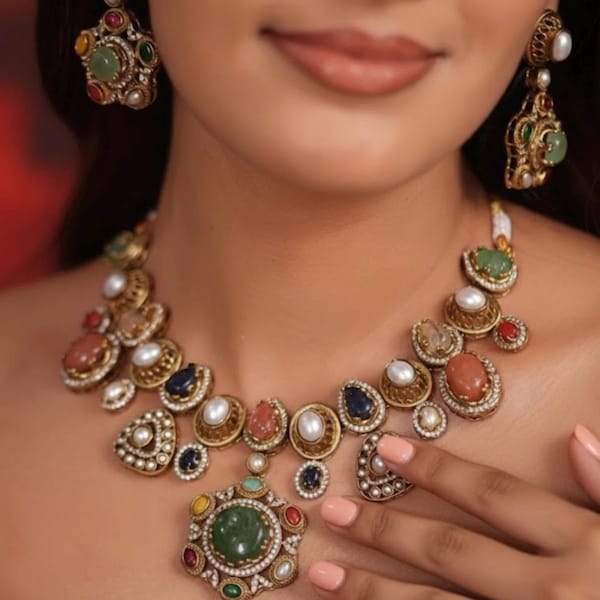 Sabyasachi 風のロングマルチカラー クンダン ポルキ ステートメント チョーカー ネックレス＆イヤリング：ルビー、エメラルド、サファイア、パール ナブラタン セット OOAK