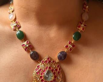Collar Polki rojo y verde con colgante Kundan, joyería Sabyasachi, collar de moissanita Polki con diamantes, collar indio Jadau, conjunto de joyería Polki sin tallar
