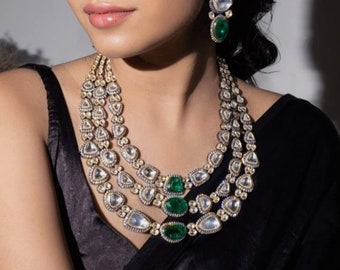 Boucles d'oreilles long collier doublet diamants vert émeraude inspirés Sabyasachi de qualité supérieure à trois couches, fausse moissanite et polki kundan