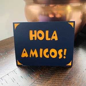 Hola Amigos / Hello Friends - Tarjeta de felicitación en español - Hecho a medida - 4.25" x 5.5" con sobre, Interior en blanco, Para amigo, Di hola