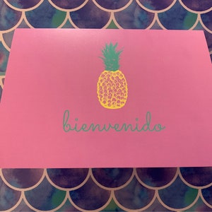 Bienvenu ! / Bienvenue ! - Carte de voeux espagnole, Dites-le en espagnol, Ananas, violet, intérieur vierge, Saludos, Piña