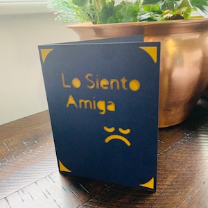 Lo Siento Amiga / ごめんね、友達 - スペイン語のグリーティングカード - カスタムメイド - 4.25インチ x 5.5インチ、封筒付き、内側は空白、友達用
