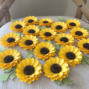 Słoneczniki, kwiatowe ozdoby centralne, dekoracja stołu z deserami, dekoracja baby shower, dekoracja przyjęcia z okazji pierwszych urodzin, kwiaty Shadow Box