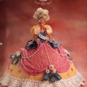 "Annie's Attic Potter ""Belle of the Ball"" Barbie-Kleid gehäkelt Bett-Puppen-Muster glorreiche Kleider “Deirdre” Original-Muster."
