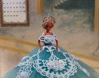 Annies Dachboden Potter Häkelbett-Puppenmuster April 1998 Meister Häkel-Hochzeitsballkleider Kollektion Barbie-Puppenkleid Originalmuster