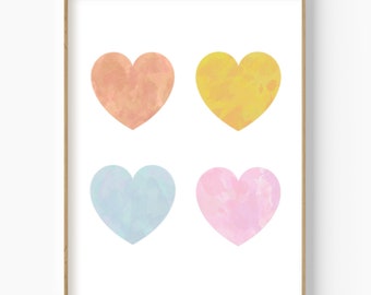 Puede incluir: Cuatro corazones de acuarela en diferentes colores pastel: melocotón, amarillo, azul claro y rosa. Los corazones están dispuestos en una cuadrícula sobre un fondo blanco.