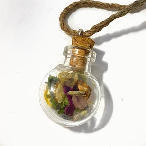 Love Elements Crystal and Herb Glass Bottle Necklace Attraction Love Spell Potion Cork Jar with Real Rose Quartz Kitchen Witchcraft Necklace