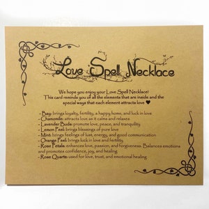 Op de afbeelding: Een bruine kaart met de tekst "Love Spell Necklace" in een decoratief lettertype. De kaart somt de elementen op die in de ketting zijn opgenomen en hun bijbehorende betekenissen voor de liefde, zoals laurierbladeren voor loyaliteit en vruchtbaarheid, kamille voor vrede en rust en rozenkwarts voor liefde, vertrouwen en emotionele genezing.