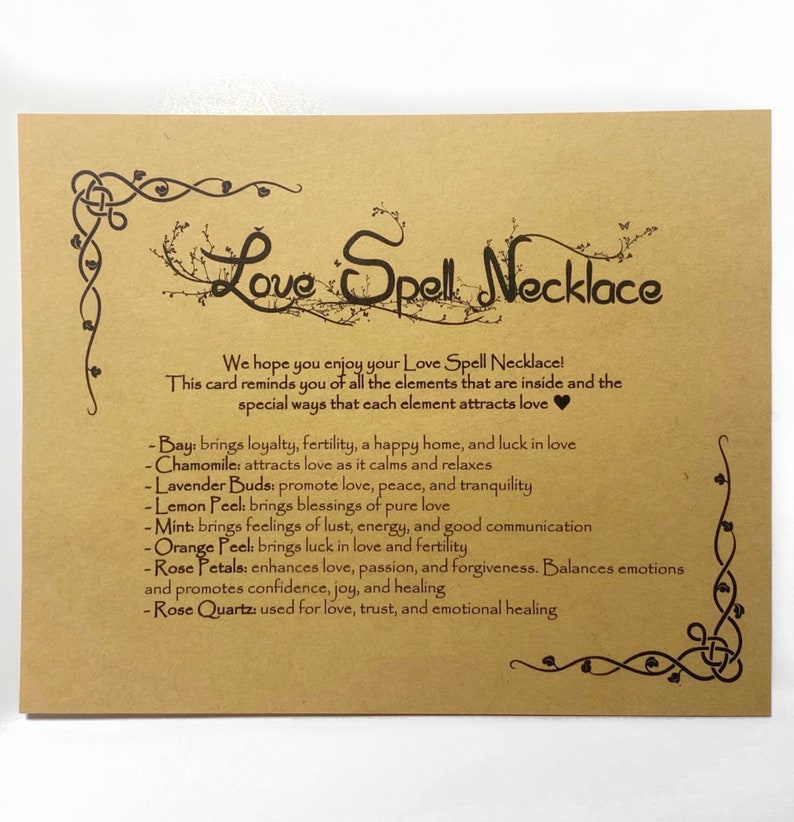 Op de afbeelding: Een bruine kaart met de tekst "Love Spell Necklace" in een decoratief lettertype. De kaart somt de elementen op die in de ketting zijn opgenomen en hun bijbehorende betekenissen voor de liefde, zoals laurierbladeren voor loyaliteit en vruchtbaarheid, kamille voor vrede en rust en rozenkwarts voor liefde, vertrouwen en emotionele genezing.