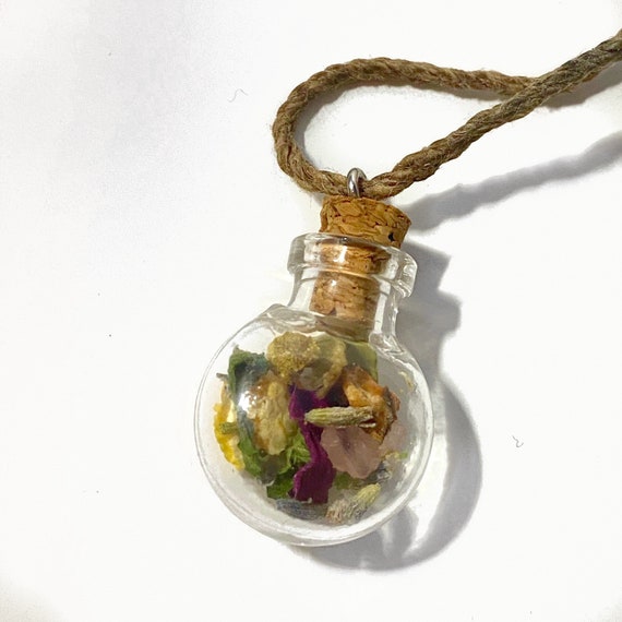 Love Elements Crystal and Herb Glass Bottle Necklace Attraction Love Spell Potion Cork Jar with Real Rose Quartz Kitchen Witchcraft Necklace