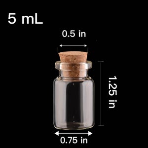 Peut inclure: Une bouteille en verre transparent avec un bouchon en li&egrave;ge. La bouteille mesure 1,25 pouce de haut, 0,75 pouce de large et a une capacit&eacute; de 5 millilitres.