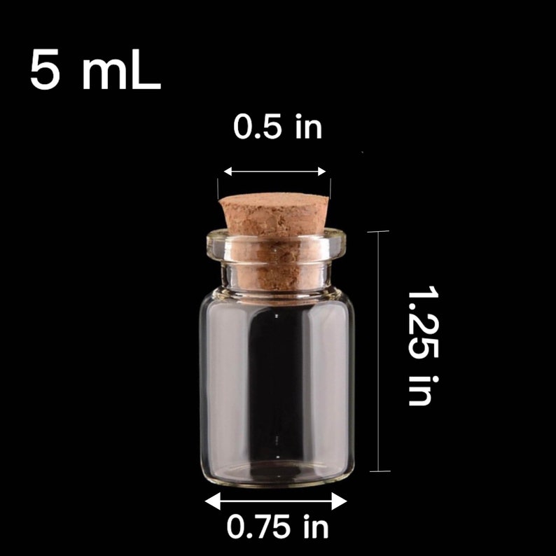Peut inclure: Une bouteille en verre transparent avec un bouchon en li&egrave;ge. La bouteille mesure 1,25 pouce de haut, 0,75 pouce de large et a une capacit&eacute; de 5 millilitres.