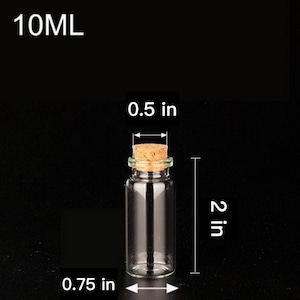 Peut inclure: Une bouteille en verre transparent avec un bouchon en li&egrave;ge. La bouteille mesure 5 cm de haut et 2 cm de large. La bouteille est &eacute;tiquet&eacute;e "10ML".