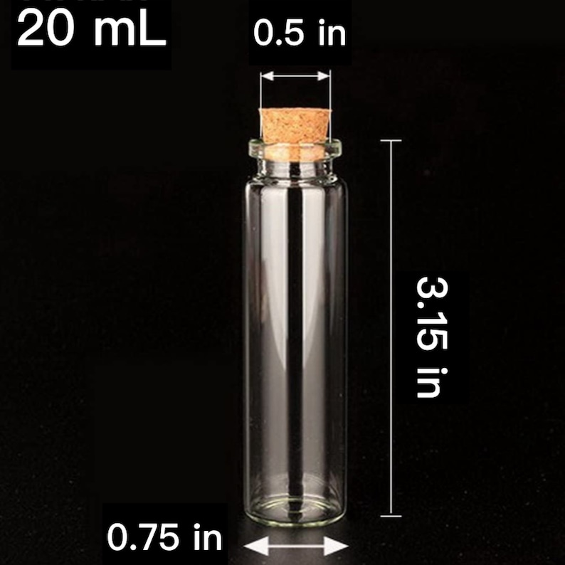 Peut inclure: Une bouteille en verre transparent avec un bouchon en li&egrave;ge. La bouteille mesure 8 cm de haut et 1,9 cm de large. Elle a une capacit&eacute; de 20 millilitres.