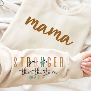 Mamá más fuerte que la tormenta svg png, diseño de camisa de manga de mamá motivacional svg, citas positivas de mamá svg png, mamá vida de moda svg png eps