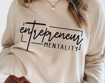 Puede incluir: Una sudadera beige con el texto "entrepreneur mentality" impreso en negro.