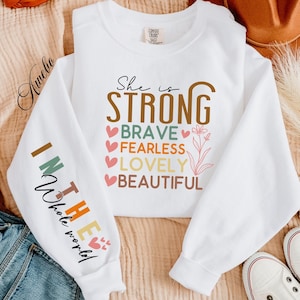 Ella es mi mamá fuerte, valiente y audaz Svg, diseño de camiseta de manga de mamá motivacional Svg, citas positivas de mamá Svg Png, mamá vida moda Svg Png