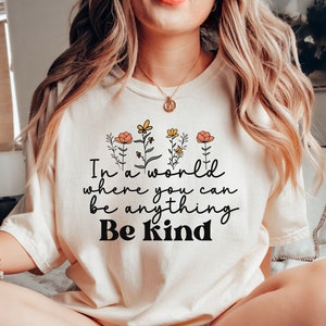 Dans un monde où vous pouvez être n'importe quoi, soyez gentil Svg Png, svg en bonne santé mentale, affirmations positives svg, svg citation motivationnelle bohème