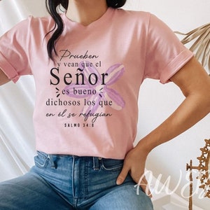 Puede incluir: Camiseta rosa con un dise&ntilde;o floral y el texto "Prueben y vean que el Se&ntilde;or es bueno dichosos los que en &eacute;l se refugian SALMO 34:8"