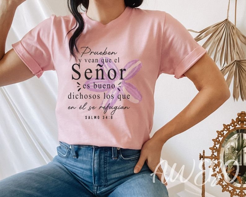 Puede incluir: Camiseta rosa con un dise&ntilde;o floral y el texto "Prueben y vean que el Se&ntilde;or es bueno dichosos los que en &eacute;l se refugian SALMO 34:8"