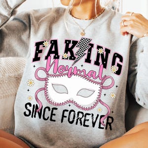 Fingiendo normalidad desde siempre PNG / Sublimación divertida de salud mental / Camiseta coqueta de ansiedad PNG / Descarga digital sarcástica