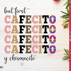 Puede incluir: Un dise&ntilde;o digital con el texto "but first cafecito y chismecito" en letras rosas, negras y doradas. La palabra "cafecito" se repite cuatro veces, con cada palabra presentando un patr&oacute;n diferente: estampado de leopardo, rosa, negro y rayas de colores.