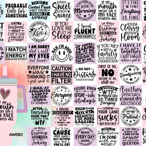Pu&ograve; includere: Un bicchiere rosa e viola con un design a forma di cuore scintillante. Il bicchiere ha una cannuccia e un manico. L'immagine include anche una collezione di 36 adesivi quadrati con vari detti e frasi divertenti.
