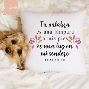 Puede incluir: Coj&iacute;n blanco con una cita en espa&ntilde;ol que dice "Tu palabra es una lampara a mis pies es una luz en mi sendero Salmo 119:105". La cita est&aacute; rodeada de hojas de acuarela en tonos de rosa, naranja y amarillo.