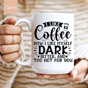 Pu&ograve; includere: Tazza in ceramica bianca con testo nero che recita "Mi piace il caff&egrave; come mi piace a me stesso, scuro, amaro e troppo caldo per te".