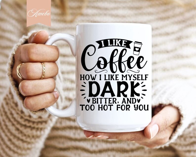 Pu&ograve; includere: Tazza in ceramica bianca con testo nero che recita "Mi piace il caff&egrave; come mi piace a me stesso, scuro, amaro e troppo caldo per te".