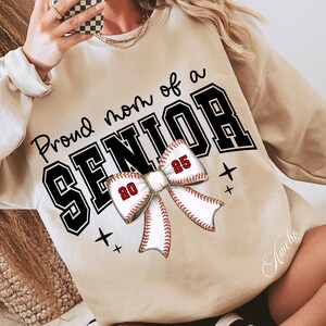 Coquette Baseball Senior Mom PNG / Mamma orgogliosa di un Senior 2025 PNG / Design stampabile con fiocco da baseball / Clipart per stampa a sublimazione di maglietta di laurea