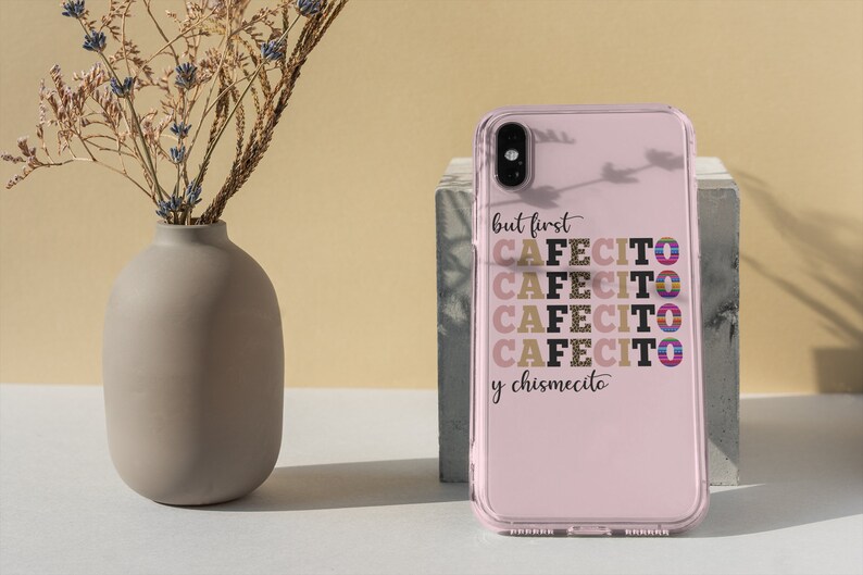 Puede incluir: Una funda de tel&eacute;fono rosa con la parte posterior transparente y un dise&ntilde;o en negro y dorado que dice "but first cafecito y chismecito".