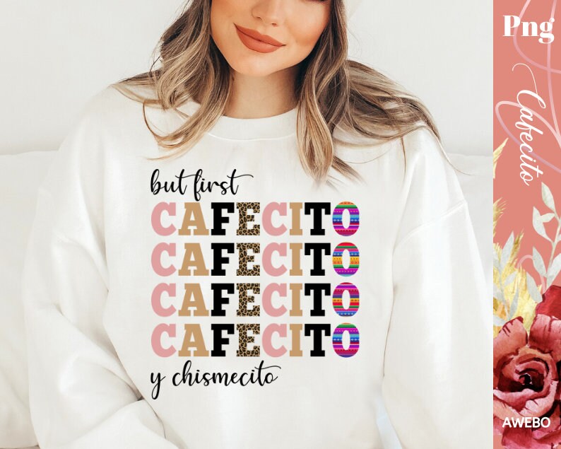 Puede incluir: Sudadera blanca con el texto "but first cafecito y chismecito" en negro y rosa. La palabra "cafecito" se repite cuatro veces con diferentes patrones, incluyendo estampado de leopardo y rayas de colores.