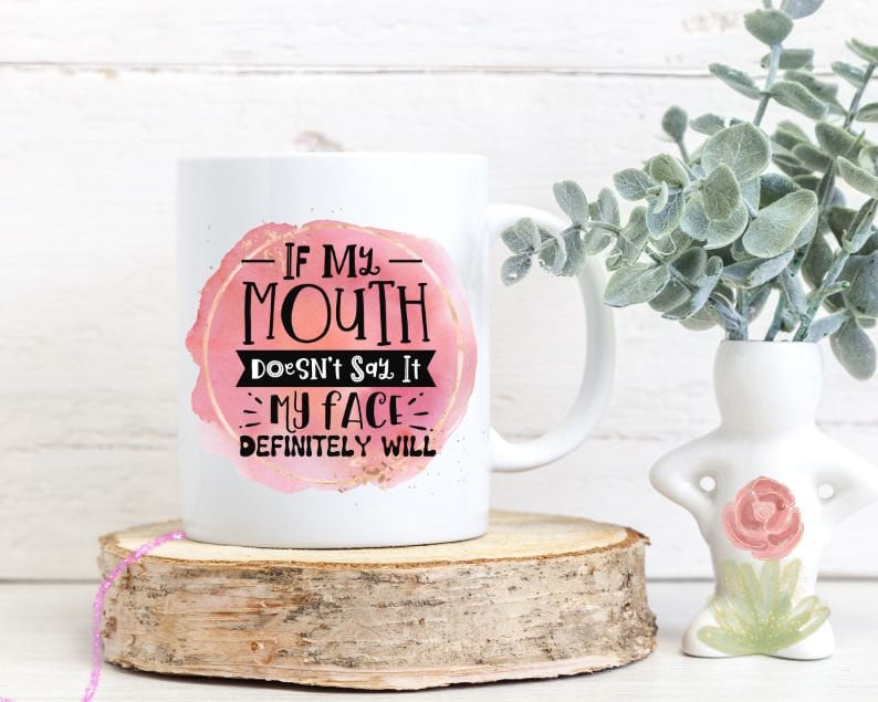 Pu&ograve; includere: Tazza da caff&egrave; in ceramica bianca con un design ad acquerello rosa e il testo "Se la mia bocca non lo dice, il mio viso lo far&agrave; sicuramente".