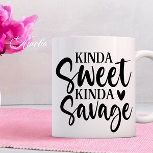 Pu&ograve; includere: Tazza da caff&egrave; in ceramica bianca con testo nero che recita "Kinda Sweet Kinda Savage" con un piccolo simbolo di cuore.