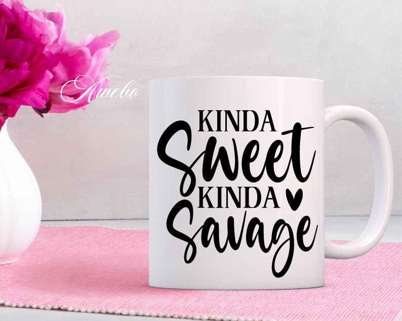 Pu&ograve; includere: Tazza da caff&egrave; in ceramica bianca con testo nero che recita "Kinda Sweet Kinda Savage" con un piccolo simbolo di cuore.