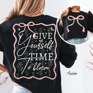 Daj sobie czas na rozkwit SVG PNG, Coquette Inspirational Svg, Pozytywne cytaty Svg, Afirmacja kobiety Svg, Przód i tył koszuli, Rośliny sv