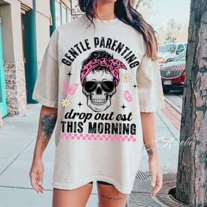 Uitval van zacht ouderschap, png PNGEgg | Grunge schedel moeder leven sublimatie png | Roze bandana-coquette, png PNGEgg | Sarcastisch citaat | Skull Mom Life png