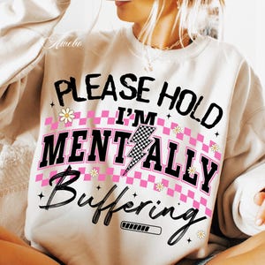 Even geduld, ik ben mentaal aan het bufferen, png | Grappige sublimatie geestelijke gezondheid | Sarcastisch angstshirt, png PNGEgg | Digitale clipart downloaden
